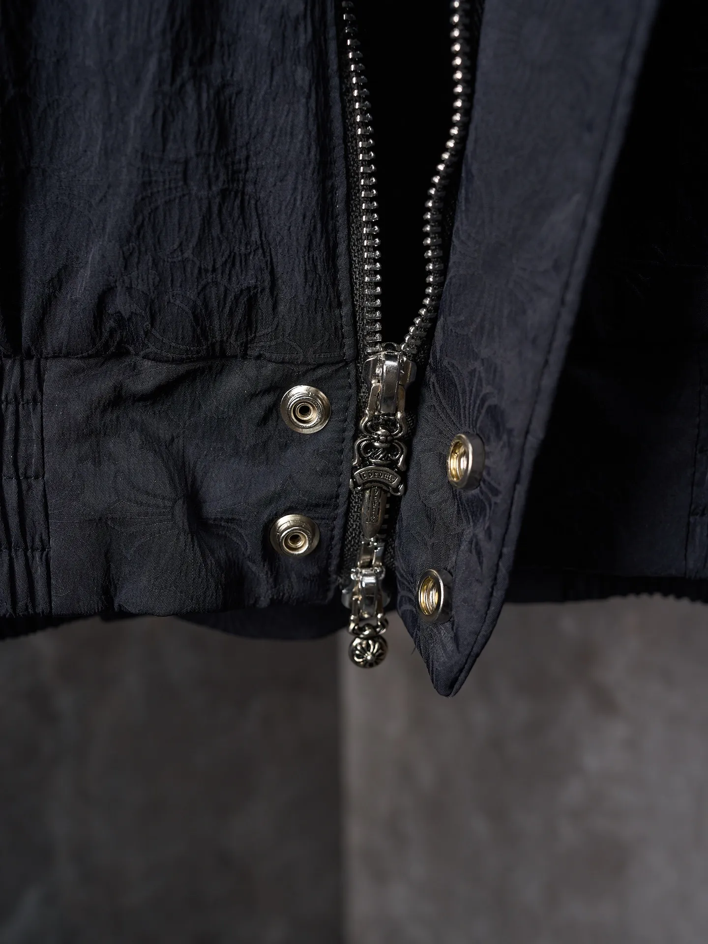 P620 Actual hanging auction】Chrome Hearts/Chrome Heart CH full-print dark pattern woven zipper jacket [Ready stock] S M L Low-key sharpness, full of recognition, interpretation of unparalleled fashion style, casual sophistication, making every touch a ritual experience. Fabric jacquard technology. By weaving the full width of the fabric surface, CH dark jacquard weaving technology controls the interweaving of warp and weft lines. Precisely controls the interweaving density and tension of the yarn to make it more three-dimensional. Glue printing is used. The printing is modified by the film screen three times. Use glue liquid paint to print the pattern on the fabric. Bake the fabric to fix the printing pattern. Infrared positioning cutting machine. The infrared transmitter and infrared receiver are used to achieve precise positioning of the material. The accuracy can reach the micron level, thereby meeting the effect of high-precision cutting of alignment and striping. Process 4: The fabrics are washed and have a better hand feel and texture. It is not easy to deform, not easy to shrink, not easy to fade, and maintains long-term beauty and loose fit.